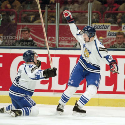 Saku Koivu ja Ville Peltonen tuulettavat vuoden 1995 MM-finaalissa.