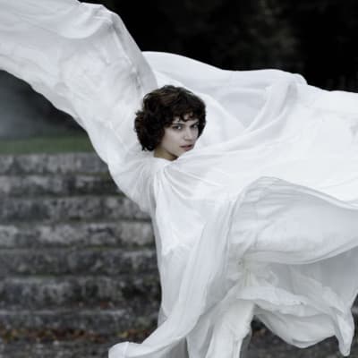 Loie Fuller (Soko) dansar iklädd en enorm vit sidendress som böljar runt henne.