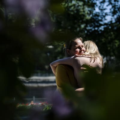 Tamperelainen tyttö hyötyi saatuaan itselleen ADHD-lääkityksen. Tyttö valokuvattiin äitinsä kanssa Tampereella aurinkoisena päivänä kesäkuussa 2020.