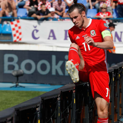 Gareth Bale of Wales climbs over an advertising board during the 2020 UEFA European Championships group E qualifying match between Croatia and Wales on June 8, 2019 in Osijek, Croatia.(Photo by Laszlo Balogh/Getty Images)
