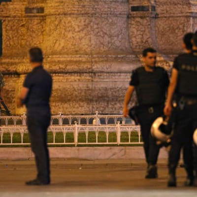 Poliser och soldater vaktar gatorna i Istanbul.