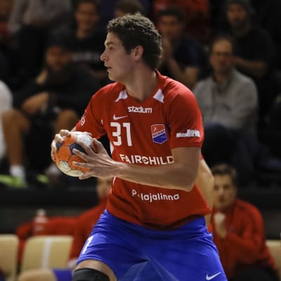 Max Granlund spelar handboll.