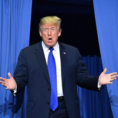 Donald Trump talar under kampanjmötet i Mississippi den 2 oktober.