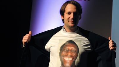 Restaurang Nomas ägare René Redzepi iklädd en t-shirt med porträtt på diskaren Ali Sonko, 26.10.2010