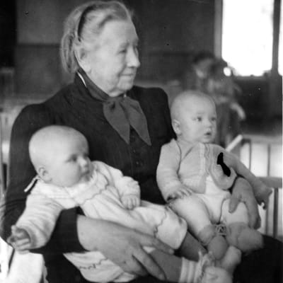 Miina Sillanpää med barn i famnen.
