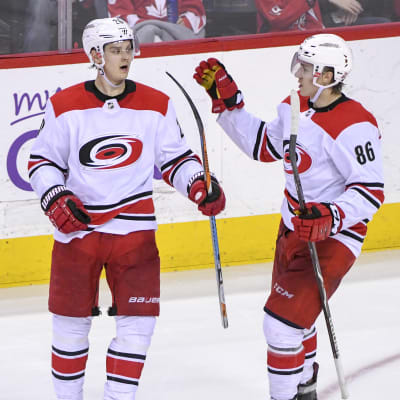 Sebastian Aho och Teuvo Terväinen jublar över ett mål för Carolina.