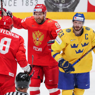 Ryssland jublar efter ett mål i matchen mot Sverige.