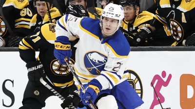 Buffalos Arttu Ruotsalainen i farten i en NHL-match mot Boston.