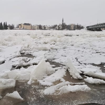 Jäät ovat pakkautuneet Rovaniemen edustalle 