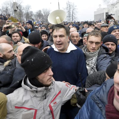 Micheil Saakasjvili befrias av anhängare i Kiev.