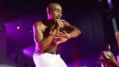 Tupac Shakur (Demetrius Shipp Jr.) sjunger på scenen.
