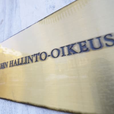 Bild på skylt där det står "Högsta forvaltningsdomstolen" på finska.
