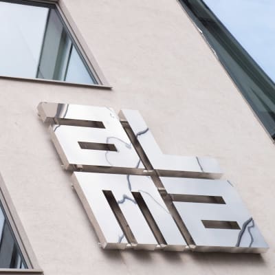 Alma median logo seinässä.