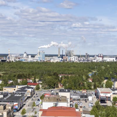 Kemin Metsä Groupin sellutehtaat ja tehdastyömaa kaukaisuudessa.