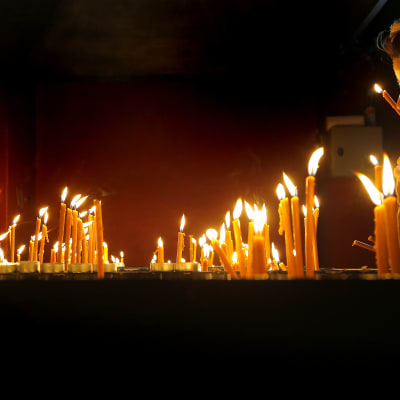 Människor lägger ner ljus vid minnesmärket för dem som dog udner revolutionen i Timisoara.