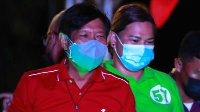 Ferdinand "Bongbong" Marcos Jr. tillsammans med vicepresidentkandidaten Sara Duterte-Carpio.