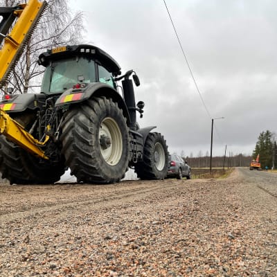 Pölkintie Kyyjärvellä. Kuvan etualalla näkyy tasoittetua soraa ja tien laidassa traktori, jonka perässä on suuri lana. Edempänä näkyy kaivinkone. 