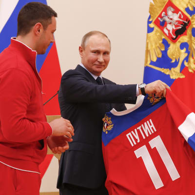Vladimir Putin tilldelas ryska ishockeytröjan av Ilja Kovaltjuk inför OS 2018.