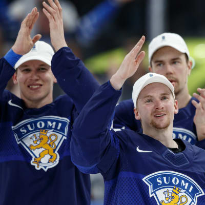 Jere Sallinen, Sakari Manninen ja Juho Lammikko Leijonien MM-kullan jälkeen. 