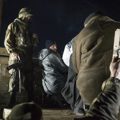 Separatistrebeller eskorterar ukrainska krigsfångar inför en fångutväxling.