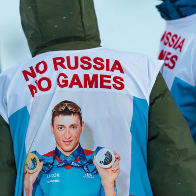 Aleksandr Legkovs bild på väst med texten "No russia, no games", Ruka 2017.