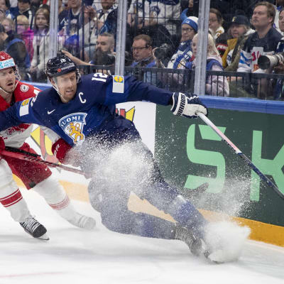 Marko Anttila försöker skydda pucken.
