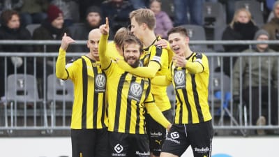 Honkaspelare firar ett mål.