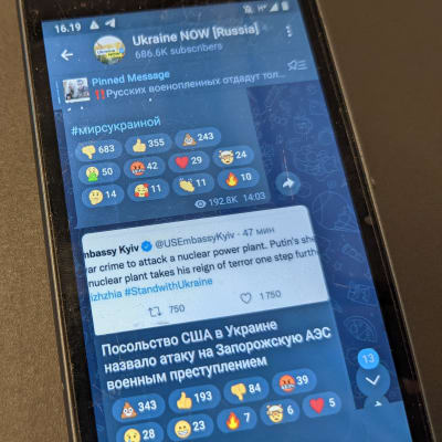 Foto av en mobilskärm som visar en kanal på appen Telegram vid namn "Ukraine NOW [Russia]"