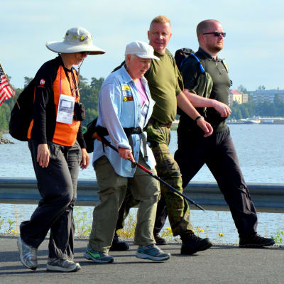 Marschdeltagare på Myrgrundsbron