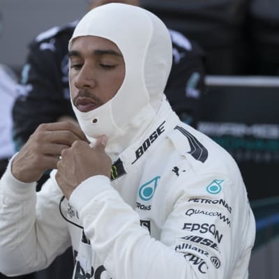 Lewis Hamilton har precis klättrat ur F1-bilen.