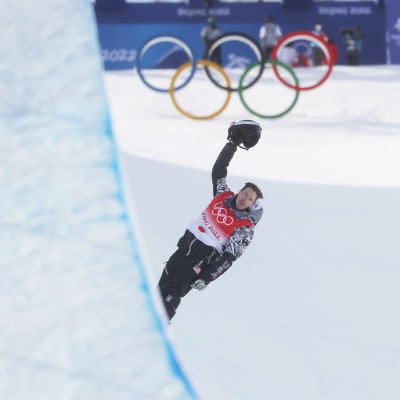 Shaun White har tagit av hjälmen och hälsar publiken efter hans sista åk någonsin.