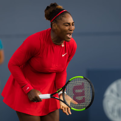 Serena Williams spelar tennis.