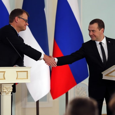 Finlands och Rysslands statsministrar Juha Sipilä och Dmitrij Medvedev skakar hand i januari 2016.