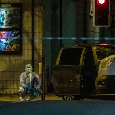 Londonpolisens kriminaltekniker undersöker gatan där en frigiven, terrordömd man knivhögg tre personer.