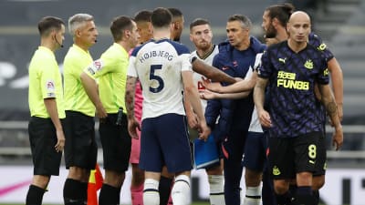 Tottenhams spelare och målvaktstränare protesterar mot domarteamet.