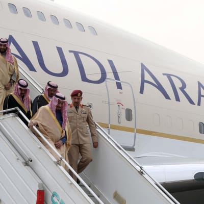 Salman bin Abdulaziz Al Saud anländer till New Delhi 2014. Salman bin Abdulaziz Al Saud var kronprins ännu år 2014 med blev kung i Saudiarabien år 2015.