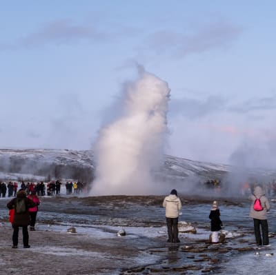 Gejsern Strokkur på Island får ett utbrott.