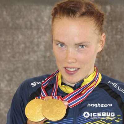 Tove Alexandersson visar upp medaljer.