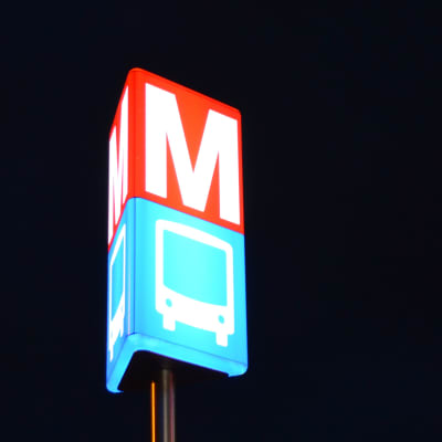 Metro- och bussmärket lyser i mörknet.