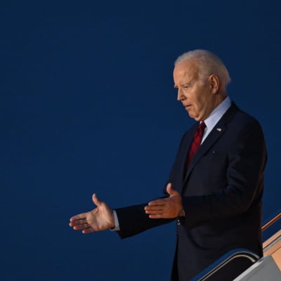 USA:s president Joe Biden landade på London-Stansteds flygplats sent på söndag kväll. 