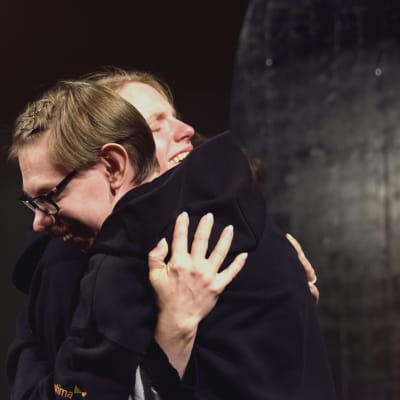 Roy Eriksson och Sophia Heikkilä kramar varandra i föreställningen "I det stora landskapet".