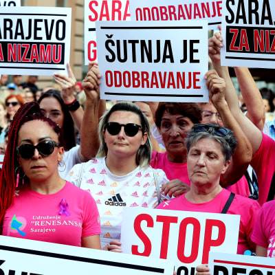 Naiset osoittavat mieltään Bosnia-Herzegovinassa väkivaltaa vastaan.