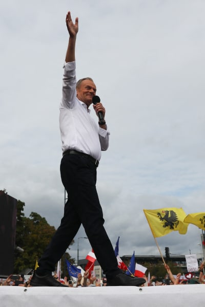 Den polska partiledaren Donald Tusk hälsar publiken vid en massdemonstration i Warszawa.