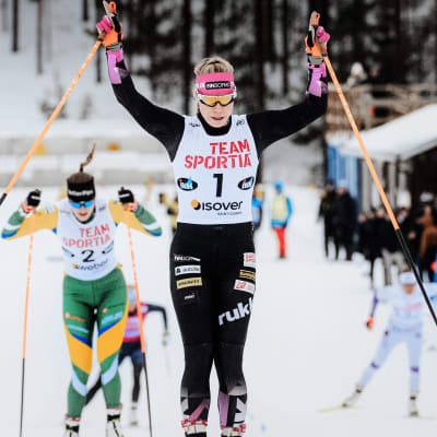 Jasmi Joensuu tuulettaa Suomen cupin sprinttivoittoaan Vuokatissa.