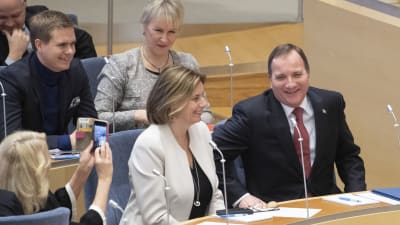 Stefan Löfven fotograferad när han nyss blivit vald till statsminister för sin andra mandatperiod den 18 januari 2019. Löfven är omringad av andra svenska politiker i den svenska riksdagen.