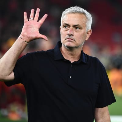 José Mourinho firar segern i Conference League med att hålla upp fem fingrar.