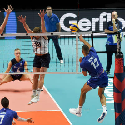 Volleybollspelaren Stephen Boyer slår en boll över nätet.