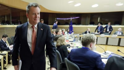 Brittiska brexitförhandlaren David Frost promenerar i en mötessal i Bryssel. 
