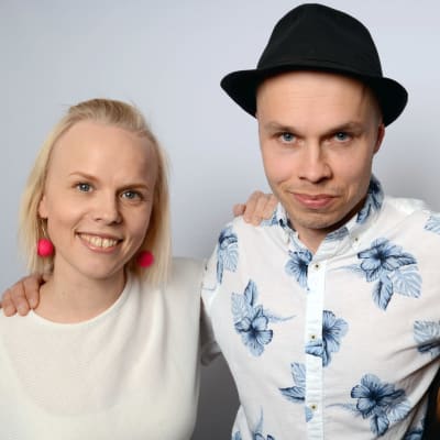 Aili Ikonen, Ilja Teppo ja Susanna Vainiola seisomassa