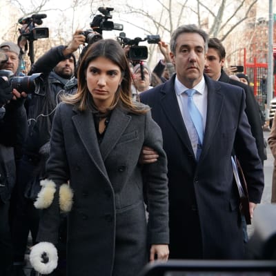 Michael Cohen med fru på väg in till domstolen.